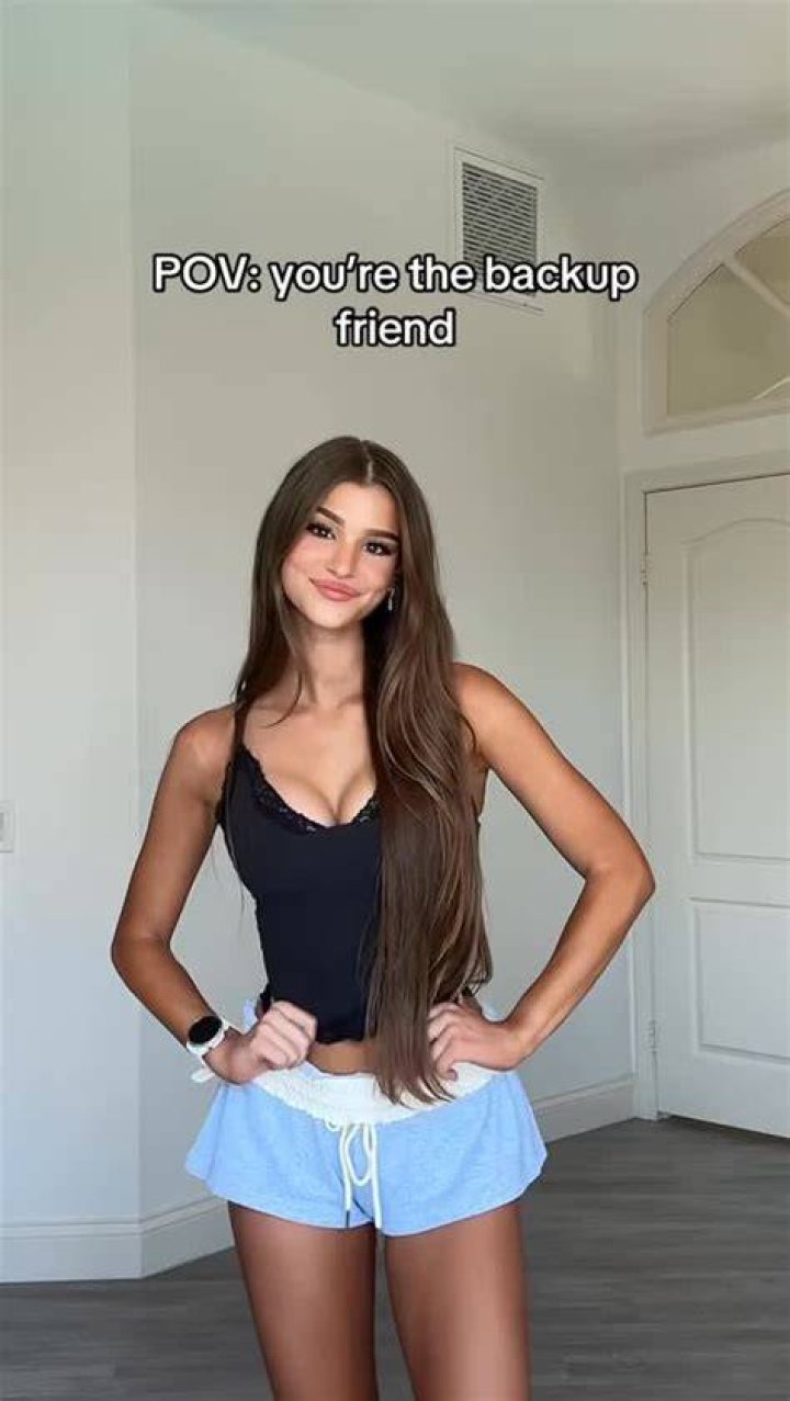 Brooke monk looks so hot in leggings r/jerkofftoceleb