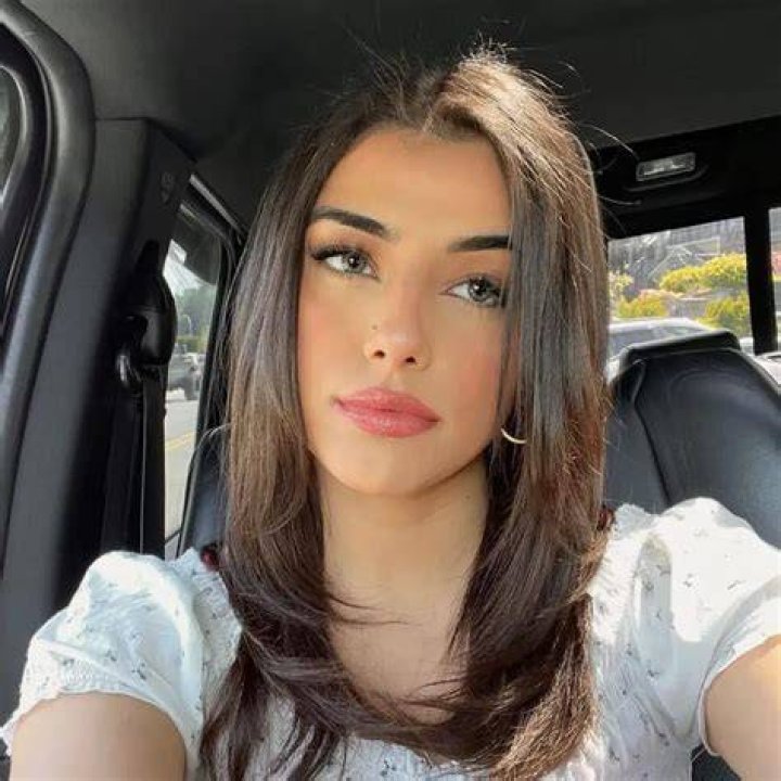 Gal Akbari Height, Age, Wiki, Net Worth, Boyfriend, Family & Bio My