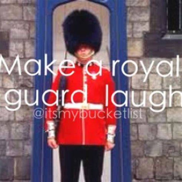 Girls Make Royal Guard Laugh And Flirt With Him specialforces milita