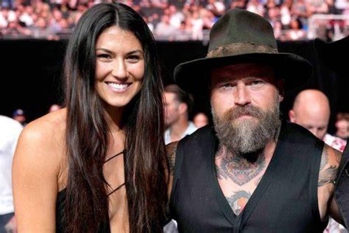 Kelly Yazdi remove zac brown from instagram bio