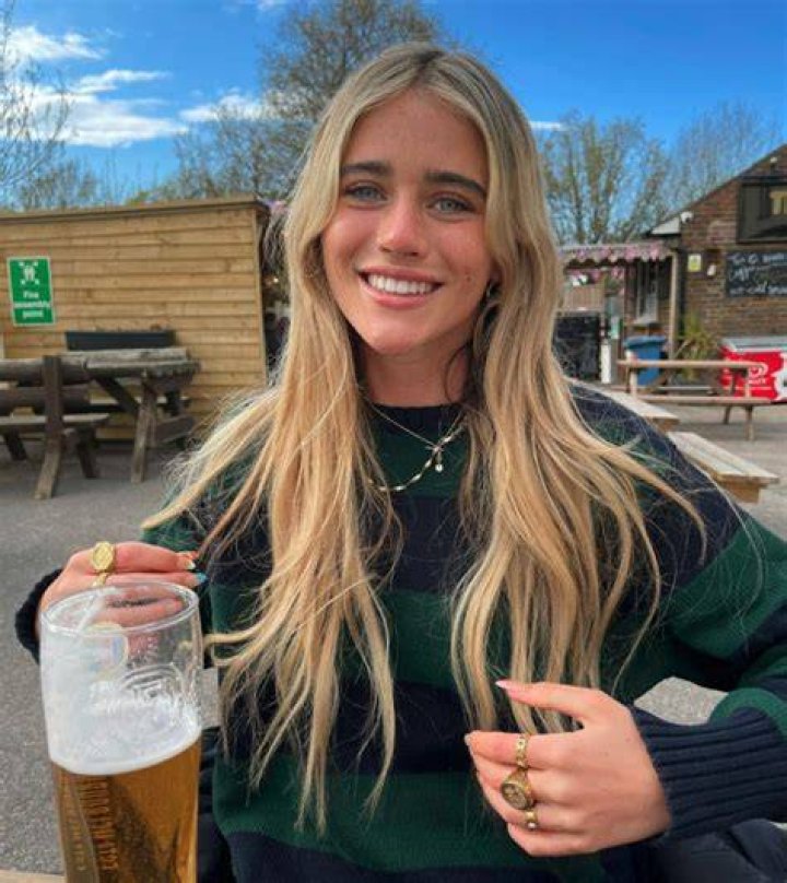 Olivia Neill's Boyfriend Who is the Irish YouTuber Dating in 2021